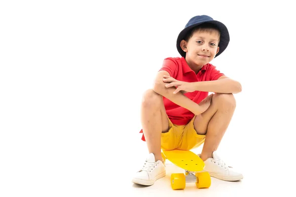 Cute Anak Kecil Berpose Studio Dengan Skate — Stok Foto