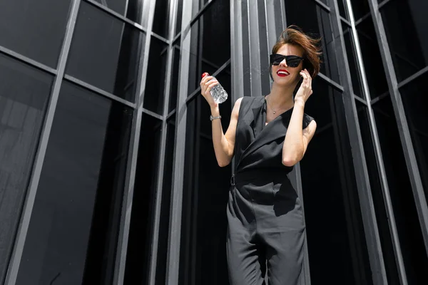 Hermosa Mujer Negocios Posando Contra Edificio Moderno — Foto de Stock