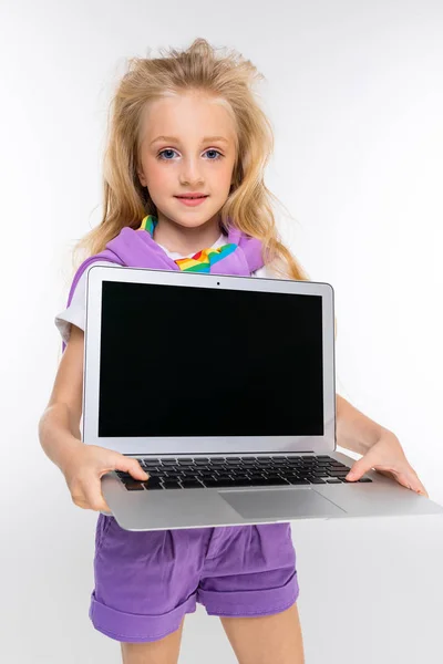 Mała Dziewczynka Trzyma Laptopa — Zdjęcie stockowe