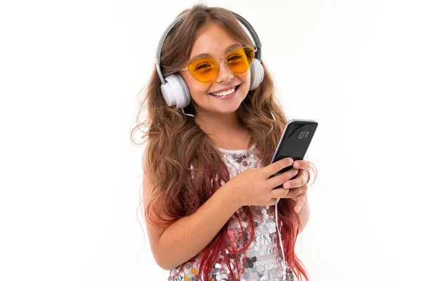 Chica Vestido Brillante Gafas Sol Amarillas Con Auriculares Grandes Escuchando — Foto de Stock