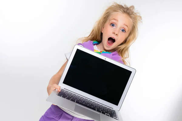 Klein Meisje Met Laptop — Stockfoto