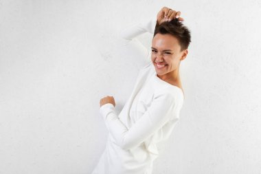 Stüdyoda poz veren güzel bir kadın. 