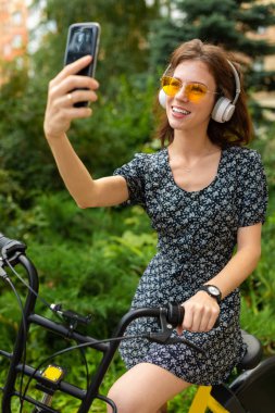 Beyaz arka planda poz veren küçük çocuk 