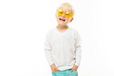 Beyaz arka planda poz veren küçük çocuk 