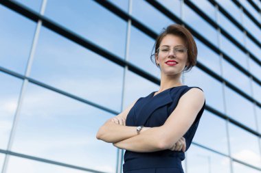 Modern binaya karşı poz veren güzel bir kadın.