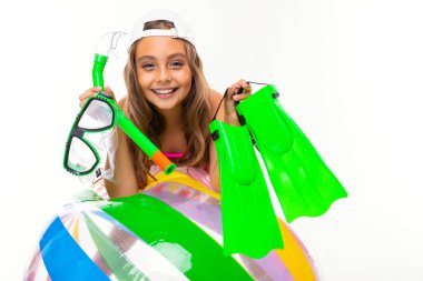 Plaj tarzında beyaz arka planda poz veren tatlı küçük kız.  