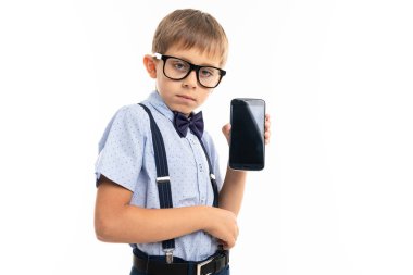 Telefonu olan küçük çocuk beyazda izole edilmiş.
