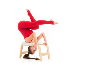 Stüdyoda poz veren sporcu kadın 