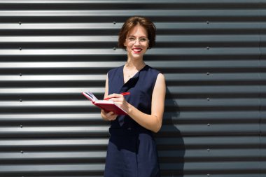 Güzel iş kadını notlar alıyor.