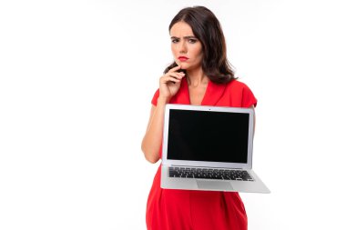 Dizüstü bilgisayarı olan kırmızı elbiseli güzel kadın. 