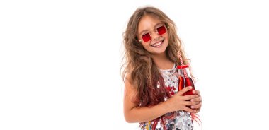 Beyaz arka planda içecekle poz veren güzel kız