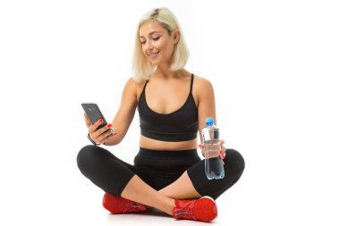 Stüdyoda beyazlara karşı poz veren güzel sarışın kadın. 