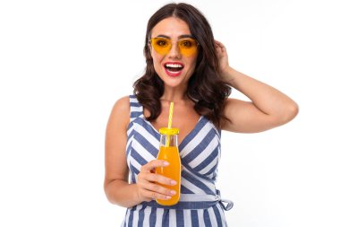 Stüdyoda meyve suyu içen güzel esmer kız. 