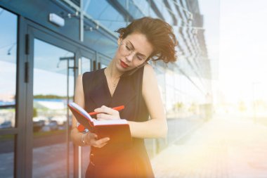 Güzel iş kadını notlar alıyor.