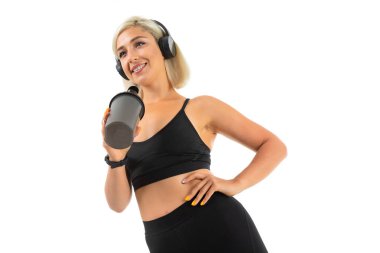 Stüdyoda beyazlara karşı poz veren güzel sarışın kadın. 