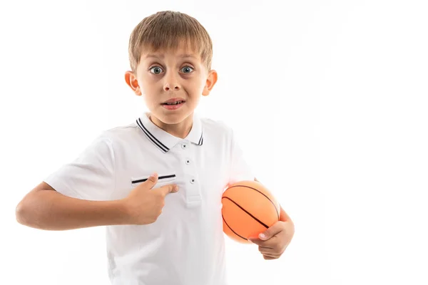 Menino Brincando Com Bola Basquete Isolado Branco — Fotografia de Stock