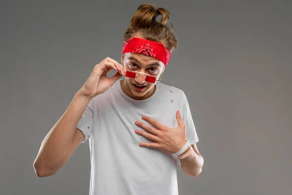 Guapo Emocional Adolescente Chico Posando Estudio Contra Gris — Foto de Stock