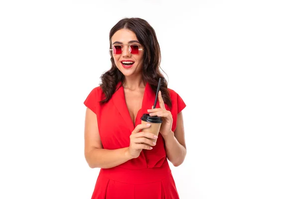Hermosa Chica Morena Mono Rojo Gafas Sol Bebiendo Café — Foto de Stock