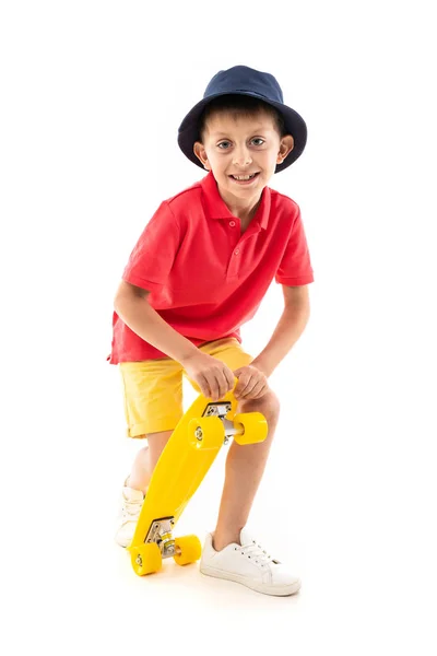 Chico Posando Con Skate Estudio — Foto de Stock