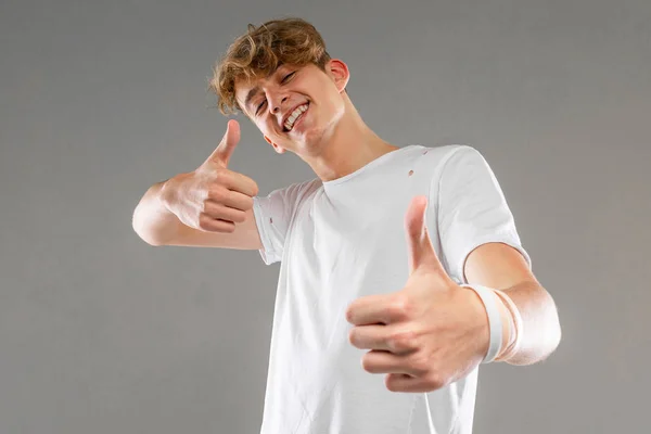 Bonito Emocional Adolescente Posando Estúdio Contra Cinza — Fotografia de Stock