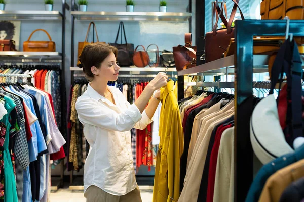 Hermosa Mujer Elegir Ropa Los Grandes Almacenes — Foto de Stock