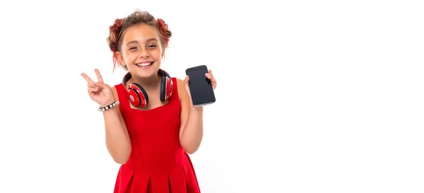 Bonito Menina Posando Com Celular Contra Fundo Branco — Fotografia de Stock