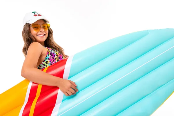 Bonito Menina Posando Estilo Praia Contra Fundo Branco — Fotografia de Stock