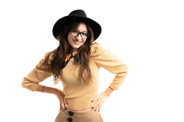 Hermosa Mujer Posando Estudio Contra Blanco Sombrero Gafas Graduadas —  Fotos de Stock