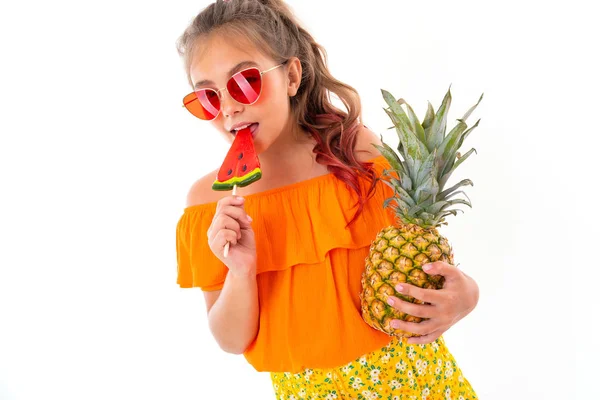 Bonito Menina Posando Com Frutas Contra Fundo Branco — Fotografia de Stock