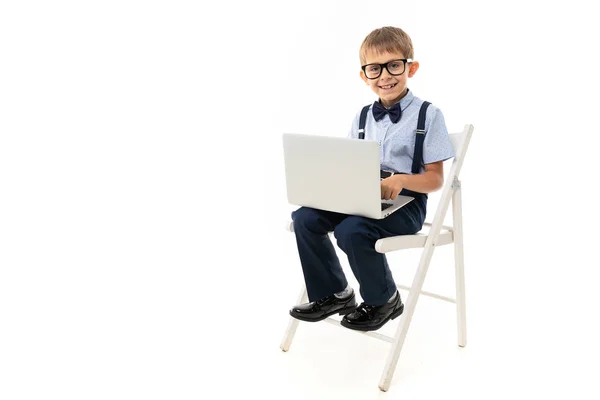 Jongen Die Laptop Werkt — Stockfoto