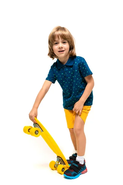 Niño Deportivo Con Patín —  Fotos de Stock