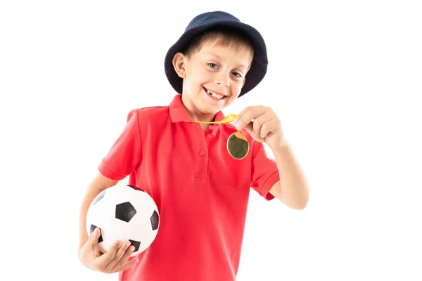 サッカーボールとメダルを持つ少年 — ストック写真