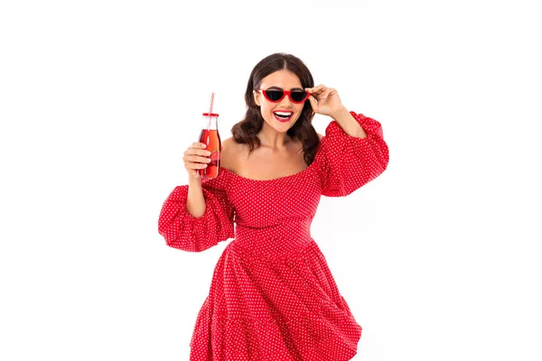 Mujer Vestido Rojo Posando Con Bebida Sobre Fondo Blanco — Foto de Stock