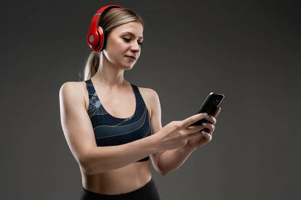 Beautiful Sportswoman Listening Music — Stock Photo, Image