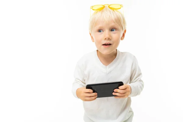 Lindo Niño Pequeño Con Teléfono — Foto de Stock