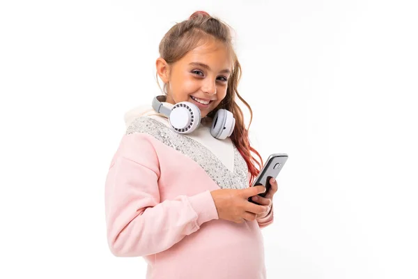 Linda Niña Posando Teléfono Móvil Contra Fondo Blanco — Foto de Stock