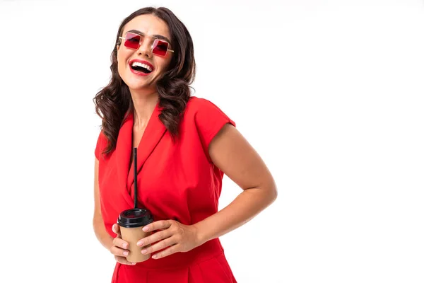 Schöne Brünette Mädchen Roten Overalls Und Sonnenbrille Kaffee Trinken — Stockfoto