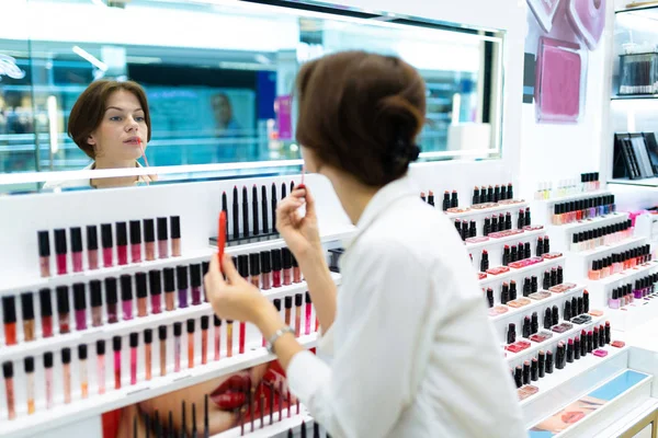 Gyönyörű Eladó Kozmetikai Boltban — Stock Fotó