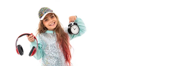 Menina Bonita Posando Com Fones Ouvido Despertador Contra Fundo Branco — Fotografia de Stock