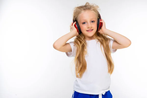 Nettes Kleines Mädchen Hört Musik Und Posiert Studio — Stockfoto
