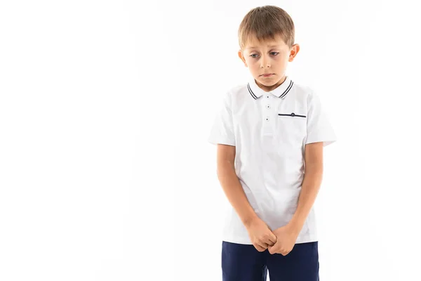 Lindo Chico Haciendo Cara Expresión Posando Estudio Contra Blanco —  Fotos de Stock