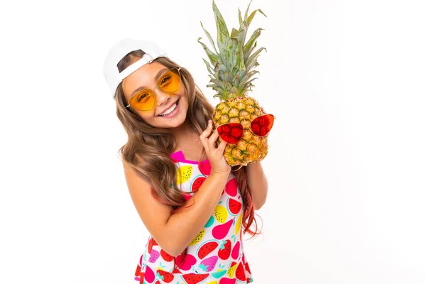 Bonito Menina Posando Com Frutas Contra Fundo Branco — Fotografia de Stock