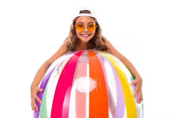 Bonito Menina Posando Estilo Praia Contra Fundo Branco — Fotografia de Stock