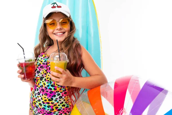 Bonito Menina Posando Estilo Praia Contra Fundo Branco — Fotografia de Stock