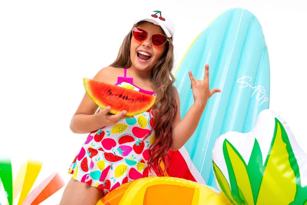 Bonito Menina Posando Estilo Praia Contra Fundo Branco — Fotografia de Stock