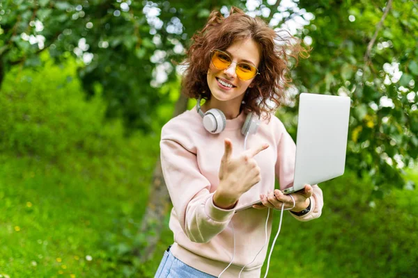 Woman Working Laptop Outdoors Park — Stock Photo, Image
