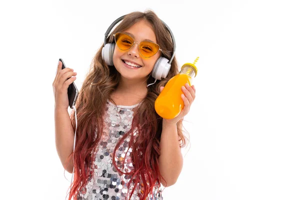 Menina Bonita Posando Com Fones Ouvido Telefone Celular Contra Fundo — Fotografia de Stock