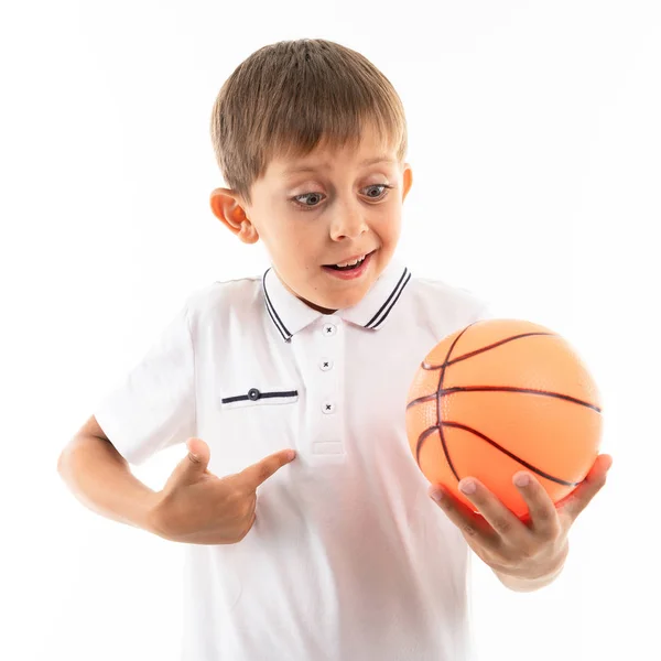 Menino Segurando Uma Bola Basquete Isolado Fundo Branco — Fotografia de Stock