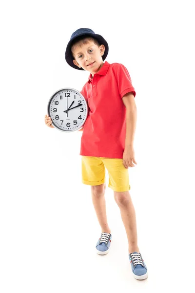 Kleiner Junge Mit Uhr Und Ball Isoliert Auf Weiß — Stockfoto