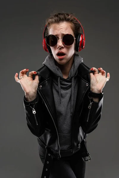 Modieuze Jonge Vrouw Rode Koptelefoon Poseren Lederen Jas Zonnebril Tegen — Stockfoto